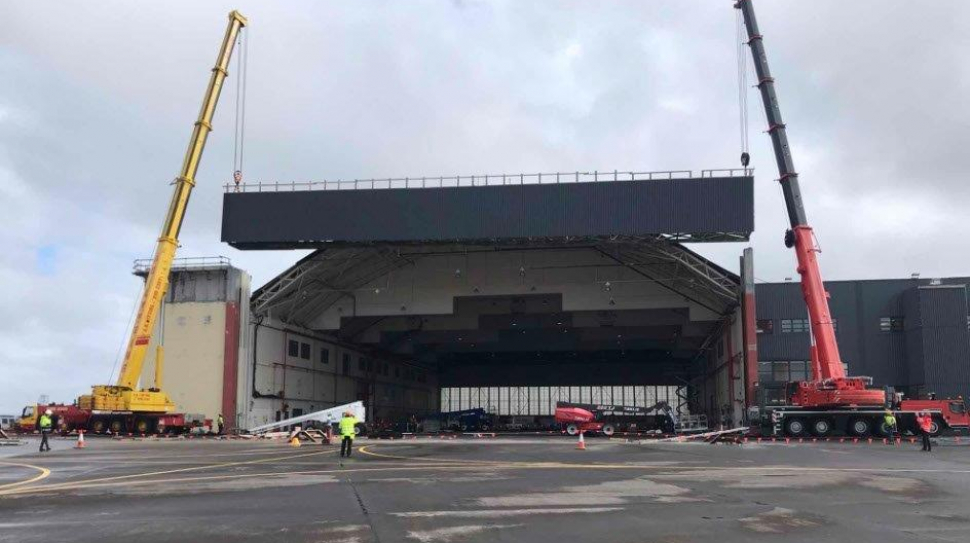 Risahurð Fyrir Flugskýli 831 Á Keflavíkurflugvelli