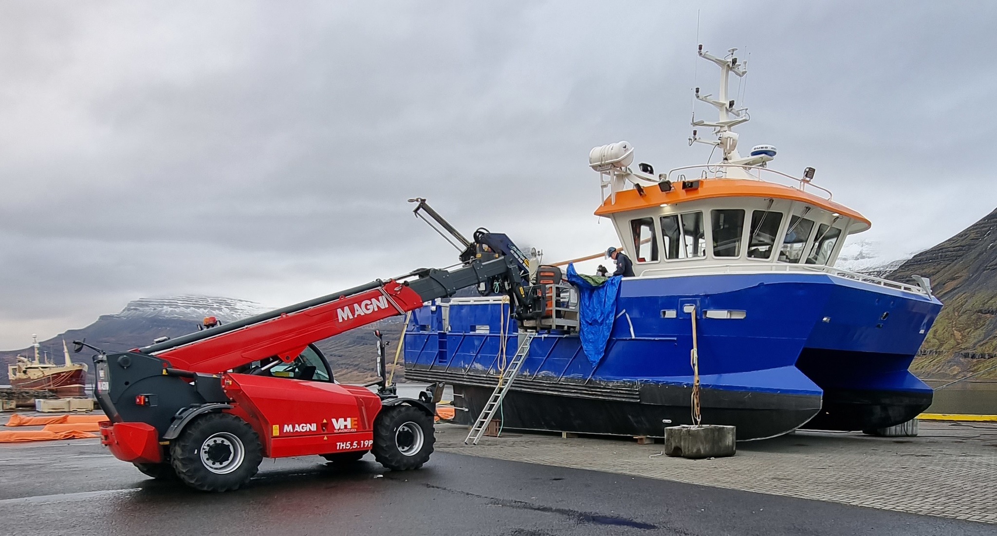 VHE móttekur nýjan MAGNi skotbómulyftara frá PON